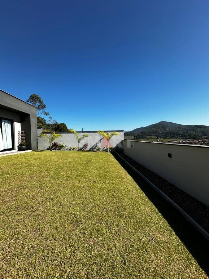 Casa Moderna com 3 Quartos e Amplo Terreno