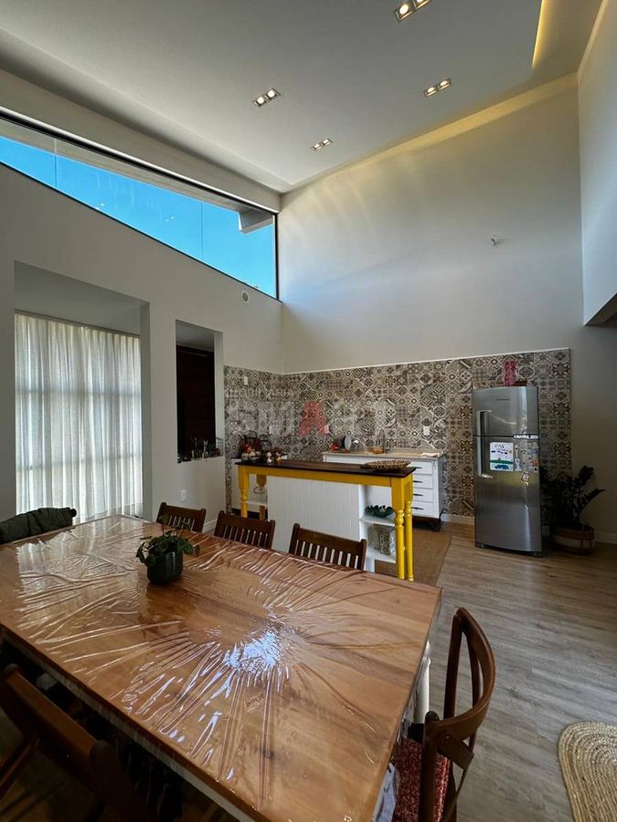 Casa Moderna com 3 Quartos e Amplo Terreno