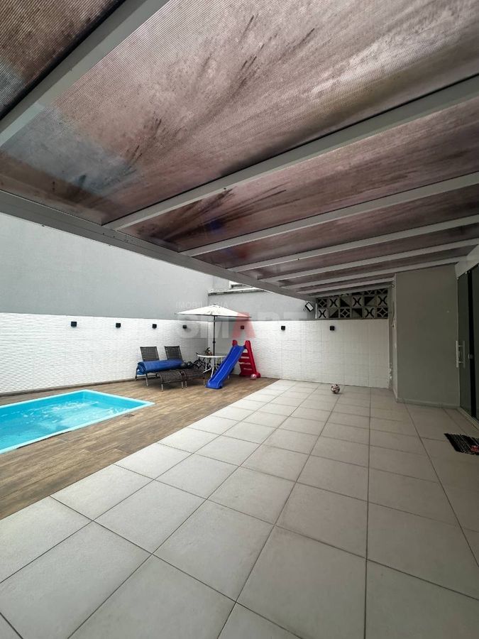 Geminado com 3 quartos e piscina semimobiliado