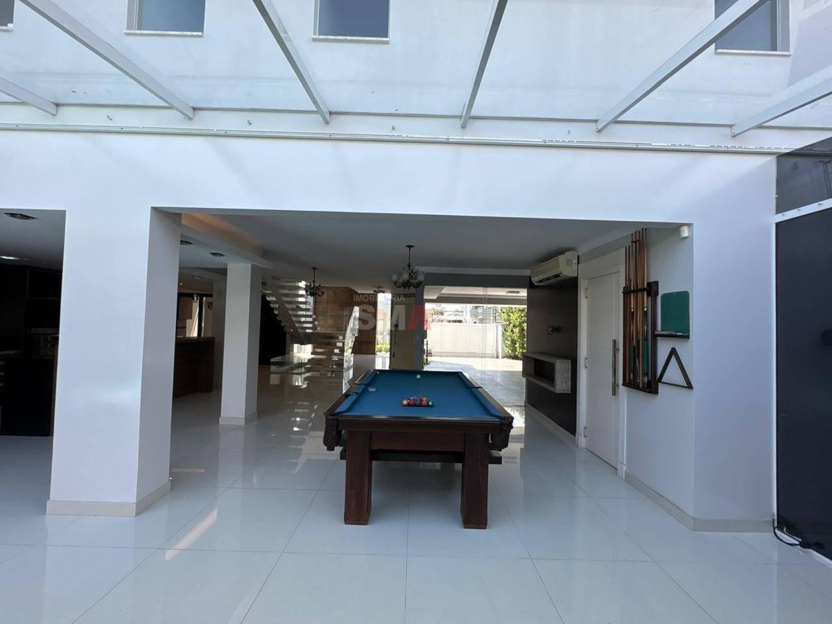 Casa no Centro de Jaraguá do Sul à Venda com Quatro Suítes sendo Uma Master