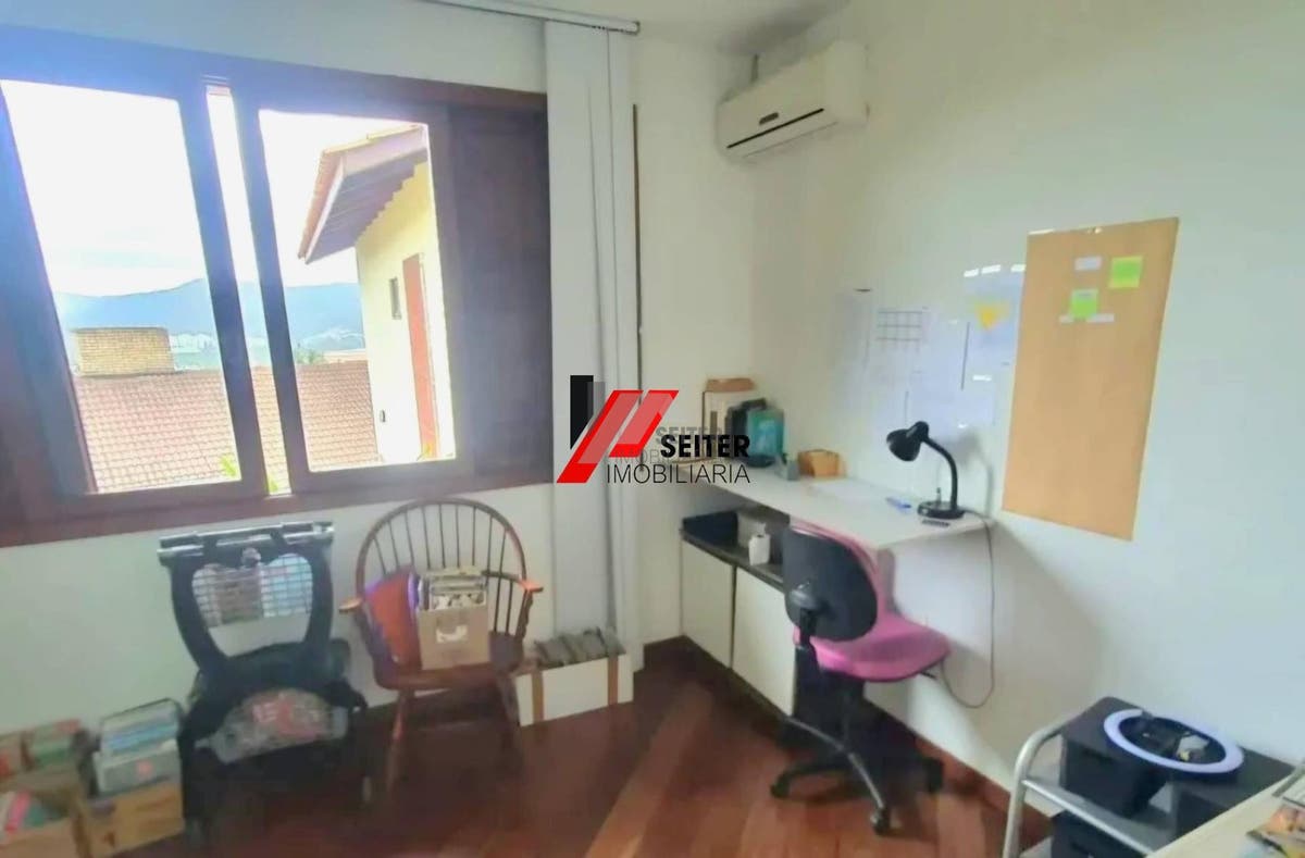 Casa à venda 350m² 6 dormitórios 2 suítes 3 vagas de garagem