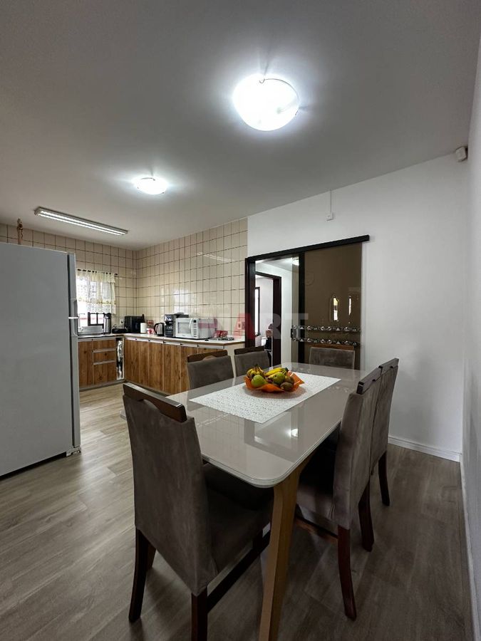 Casa semimobiliada com amplo terreno e 3 dormitórios