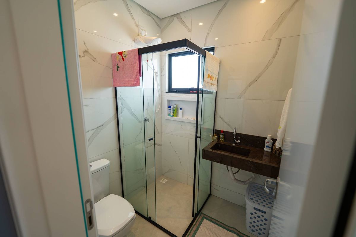 Sobrado com piscina, 3 suítes, rainha