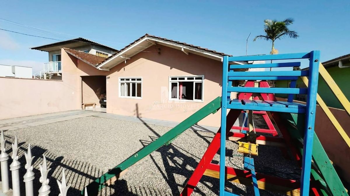 Oportunidade Única: Viva com Conforto, Espaço e a Praia a Apenas 4 Minutos de Você!