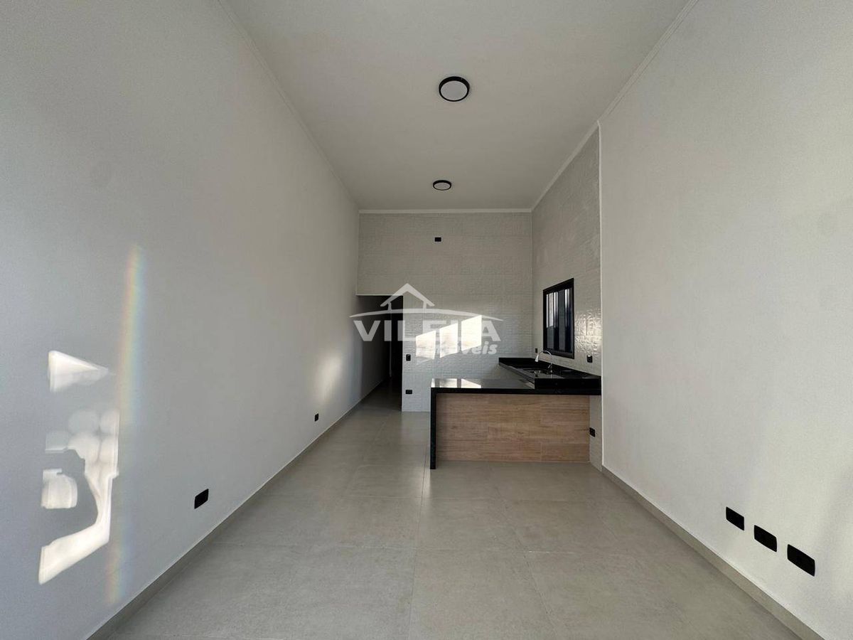 Casa com acabamento fino e moderno-bairro golfinho-caraguatatuba-sp