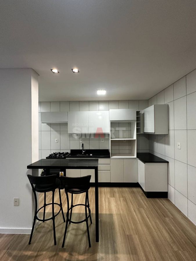 Apartamento com 2 quartos semimobiliado na Vila Nova