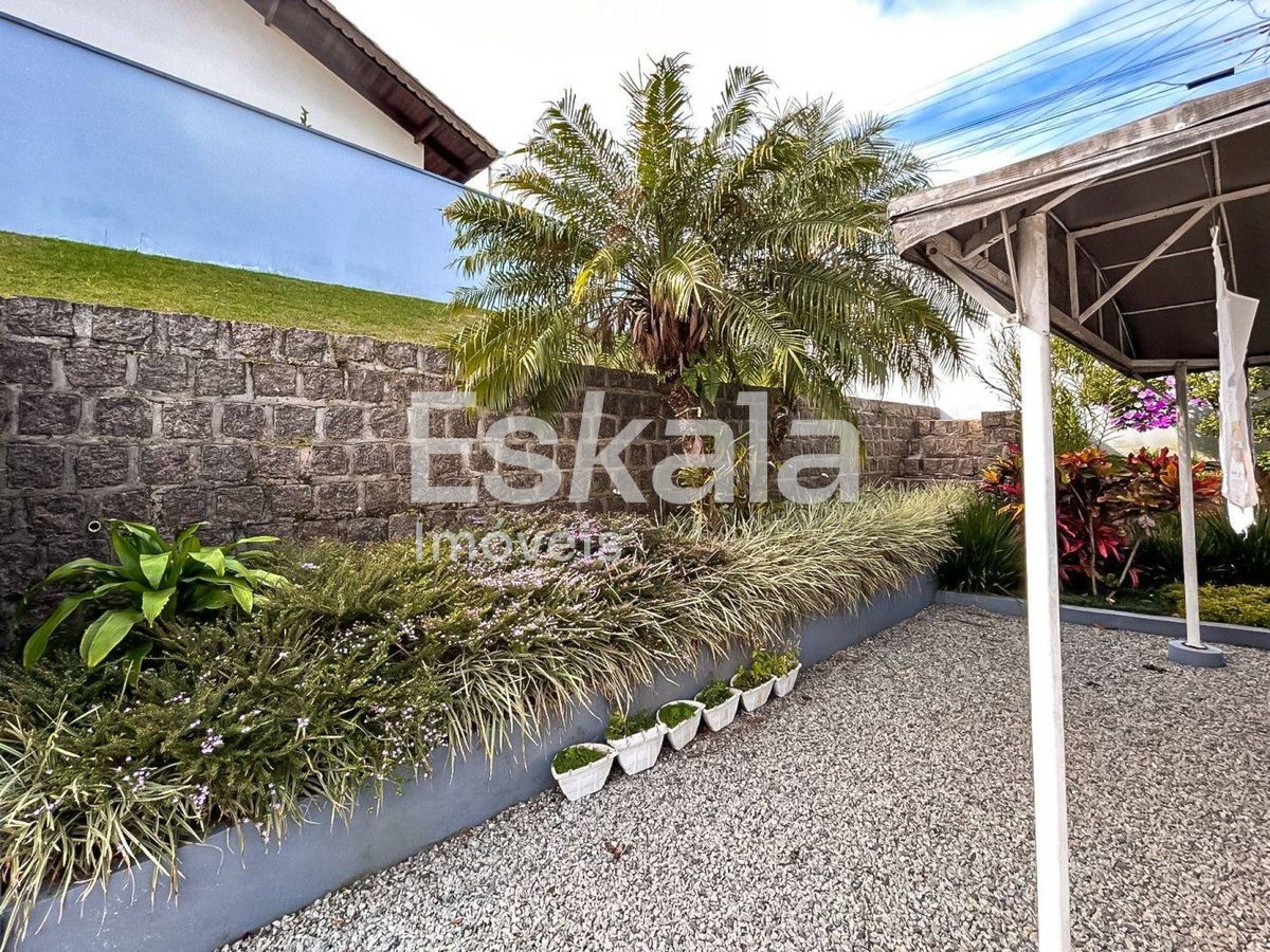 Casa Residencial com 03 Suítes + 01 Quarto + 04 Vagas de Garagem, Czerniewicz, Jaragua do Sul
