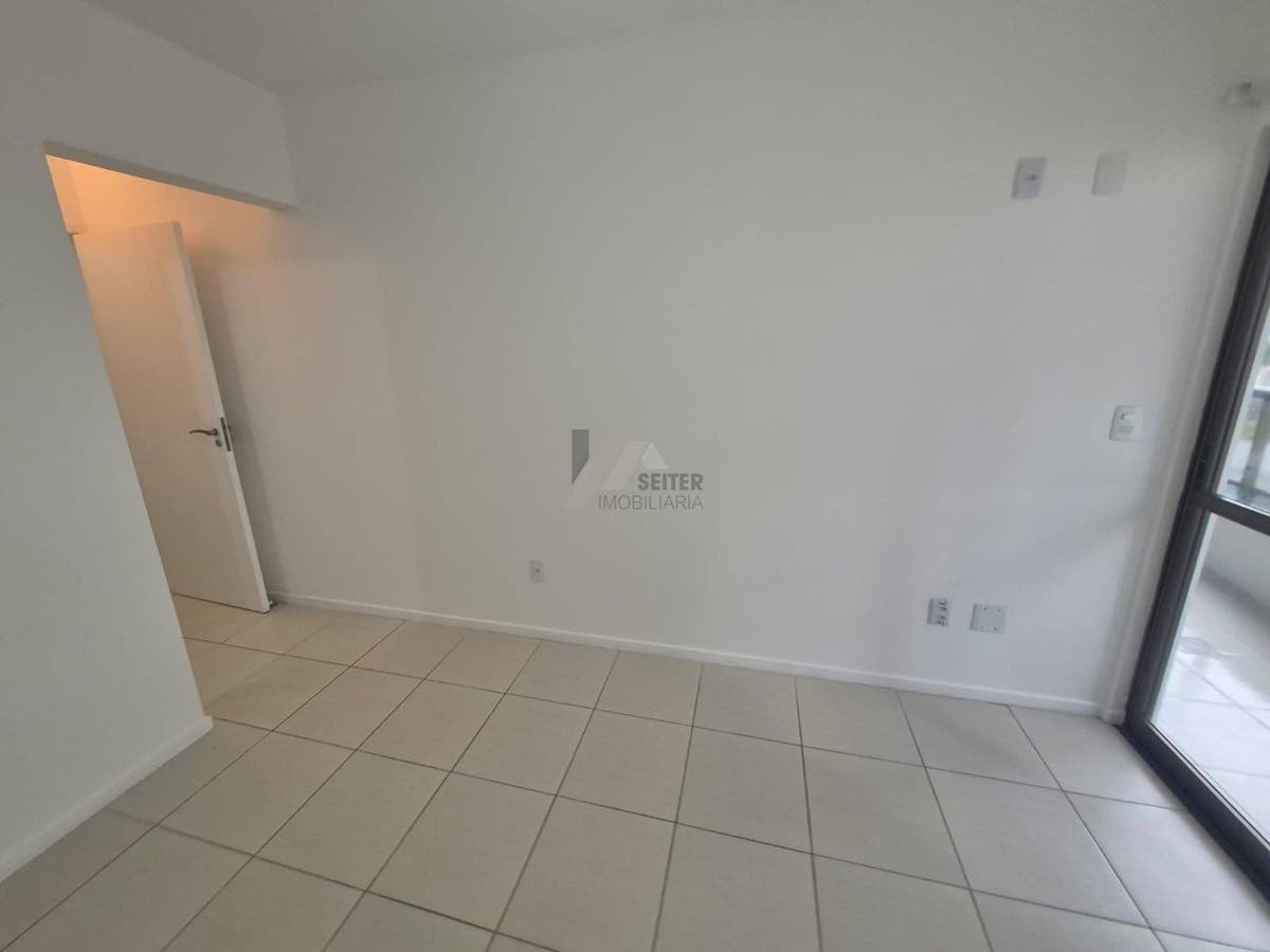 Apartamento Semi Mobiliado de 2 Dormitorios com Suite no Itacorubi