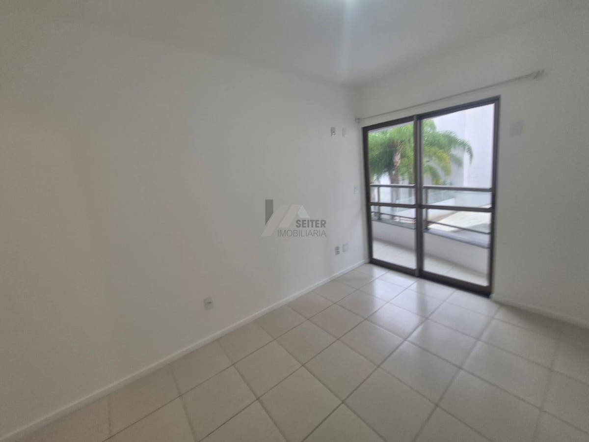 Apartamento Semi Mobiliado de 2 Dormitorios com Suite no Itacorubi