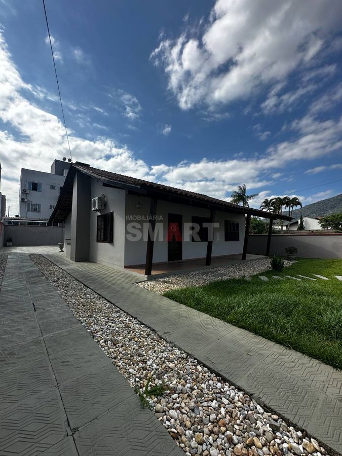 Casa semimobiliada com amplo terreno e 3 dormitórios