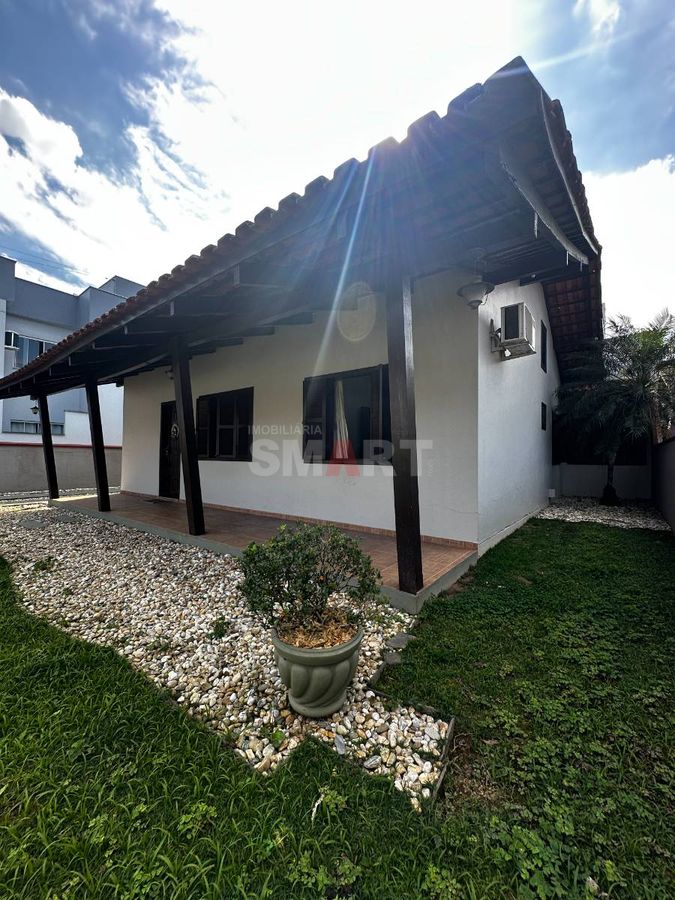 Casa semimobiliada com amplo terreno e 3 dormitórios
