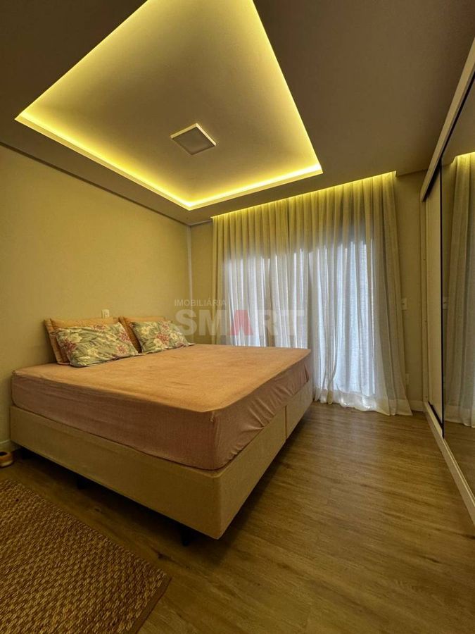 Casa Moderna com 3 Quartos e Amplo Terreno