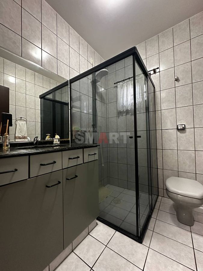 Casa semimobiliada com amplo terreno e 3 dormitórios