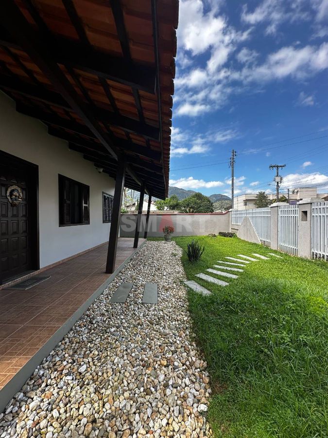 Casa semimobiliada com amplo terreno e 3 dormitórios