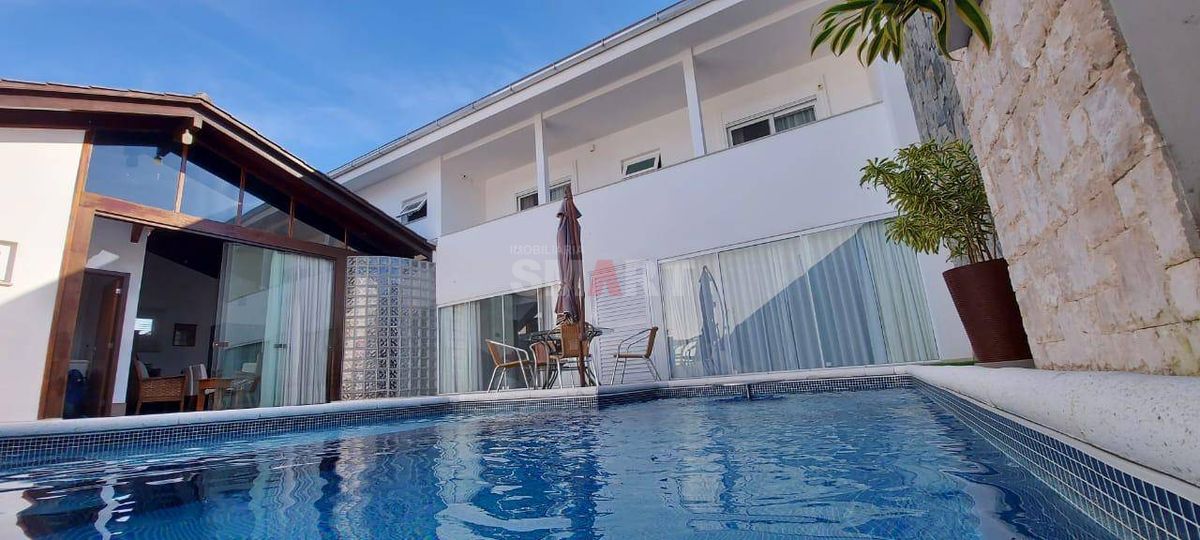 Casa com 4 Suítes no Bairro Nova Brasília