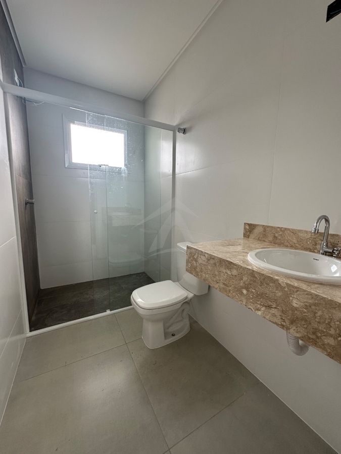 Sobrado com piscina, 3 suítes, bal. Mariluz