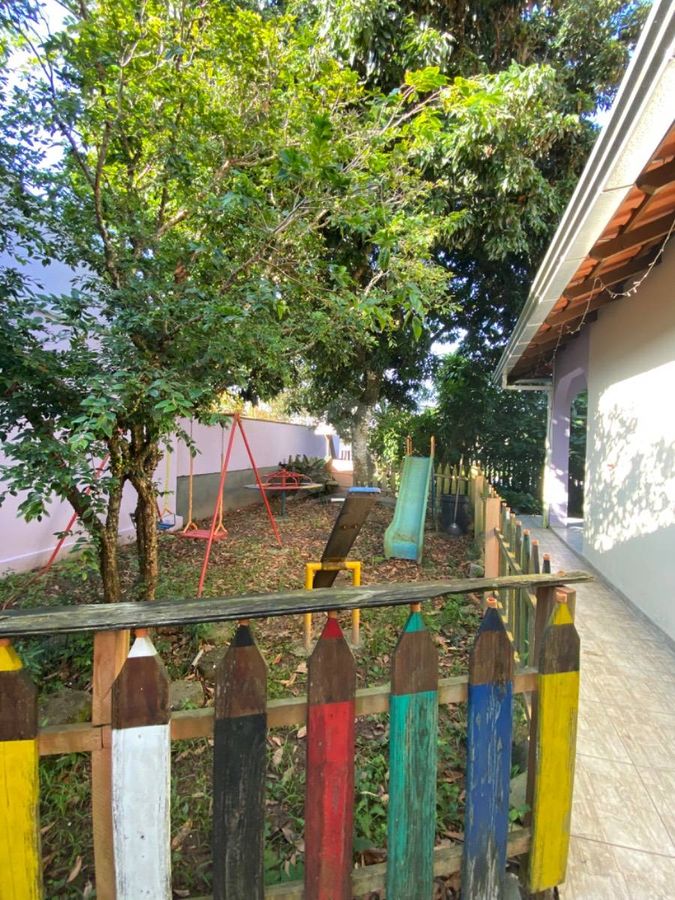 Casa com amplo terreno, 3 quartos, centro