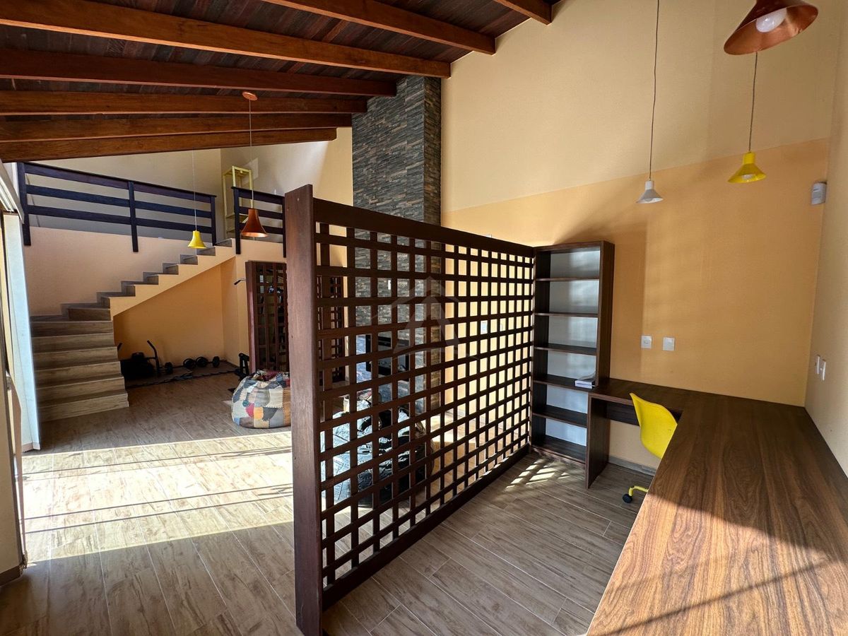 Sobrado com piscina, 3 suítes, bal cambiju