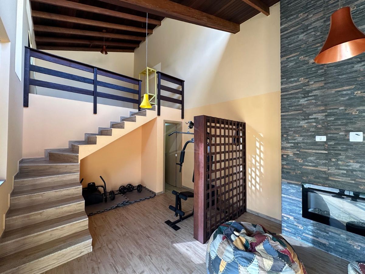 Sobrado com piscina, 3 suítes, bal cambiju