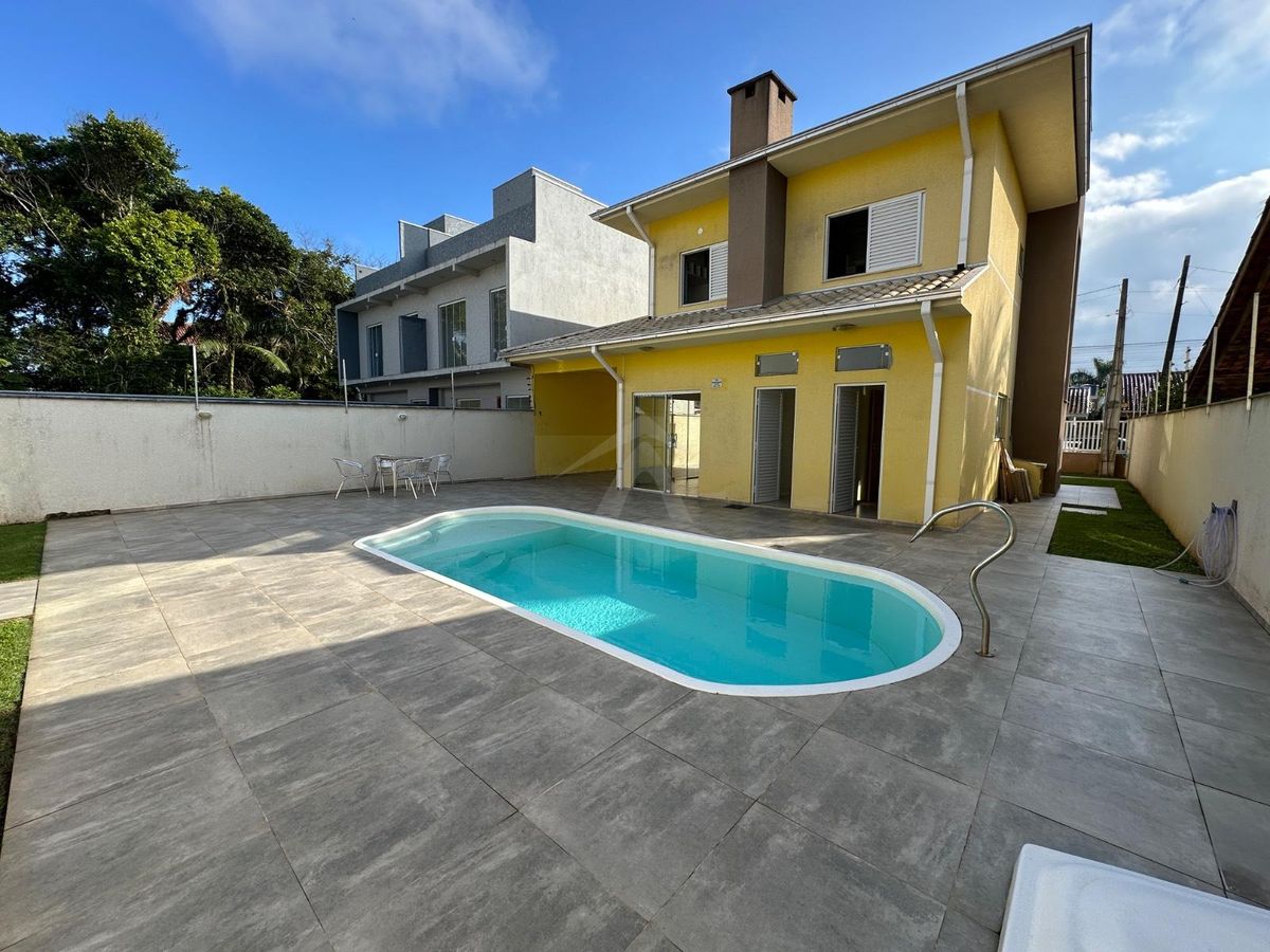 Sobrado com piscina, 3 suítes, bal cambiju