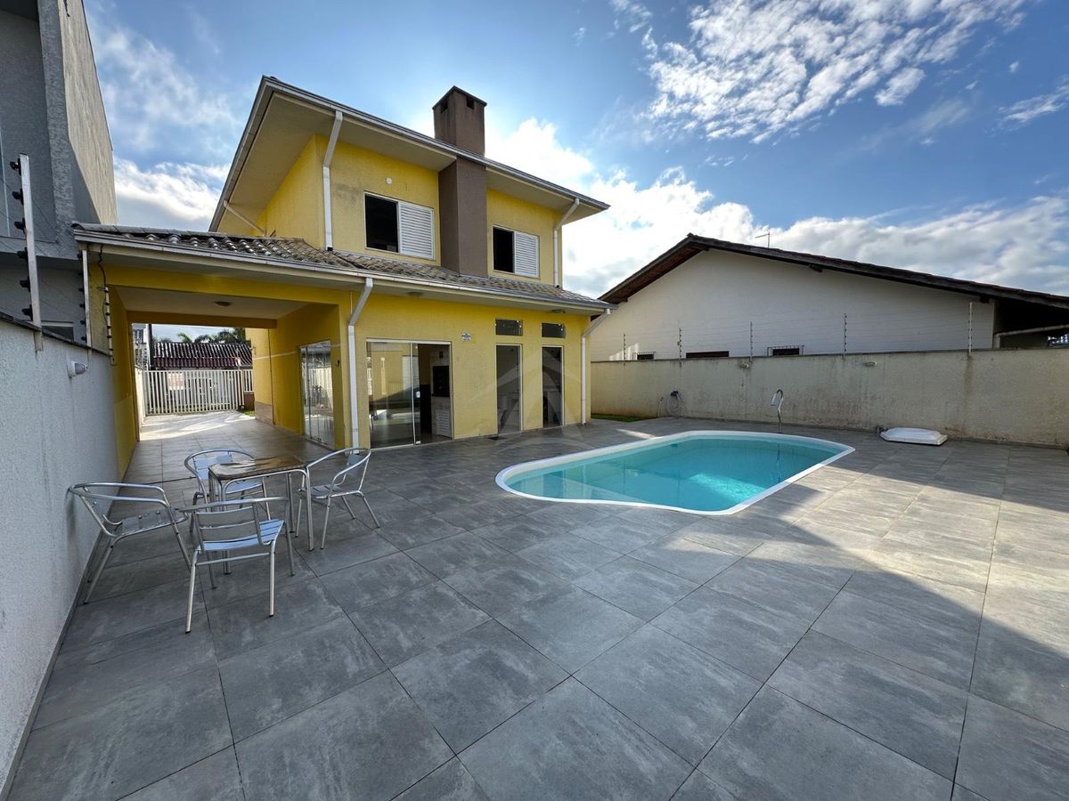 Sobrado com piscina, 3 suítes, bal cambiju
