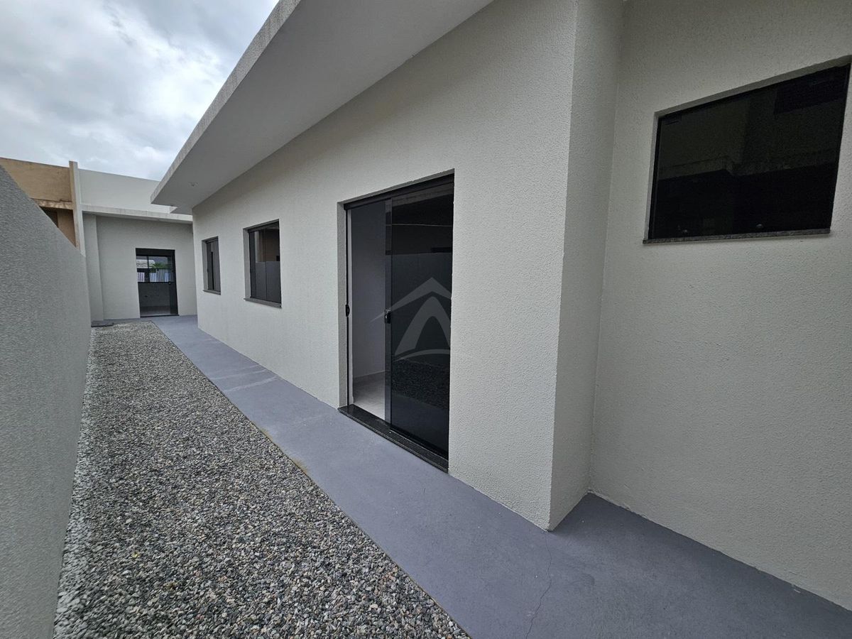 Casa de excelente acabamento, 3 quartos sendo 1 suite, barra do sai