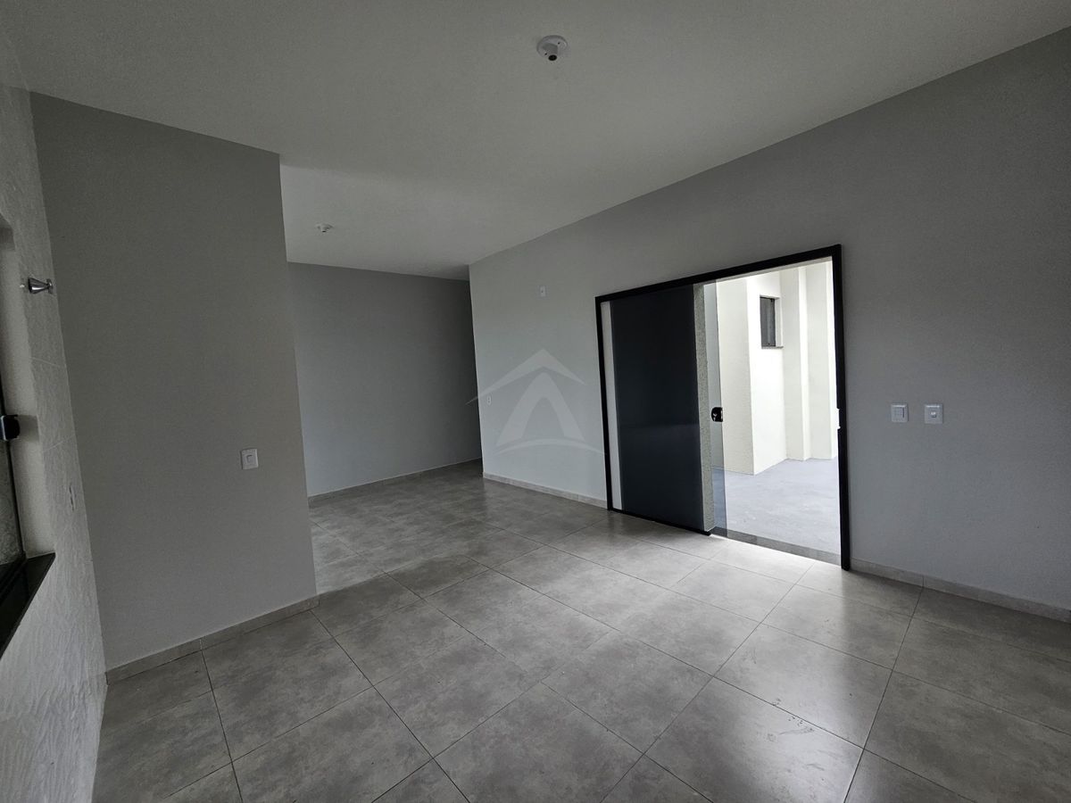Casa de excelente acabamento, 3 quartos sendo 1 suite, barra do sai