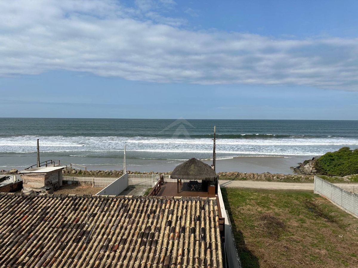 Sobrado quadra mar, com 3 quartos sendo 1 suite, cambijú