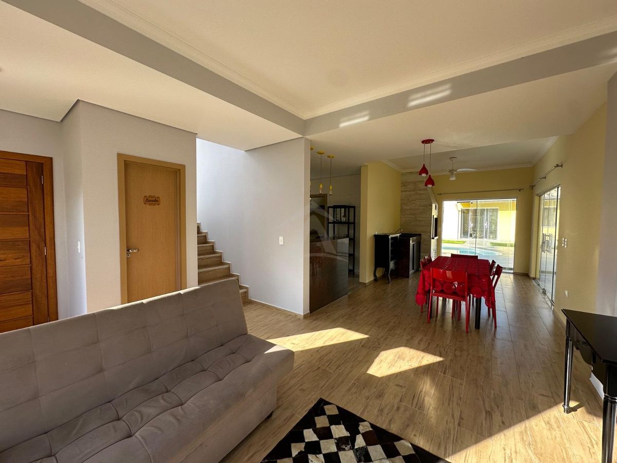 Sobrado com piscina, 3 suítes, bal cambiju