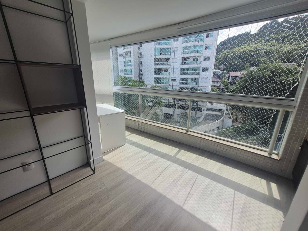 Apartamento alto padrão de 4 dormitorios sacada com churrasqueira e 2 vagas para locação no Itacorubi