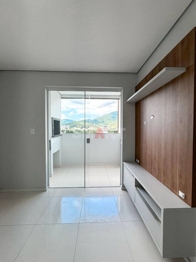 Apartamento Semimobiliado com 2 Quartos no Rau