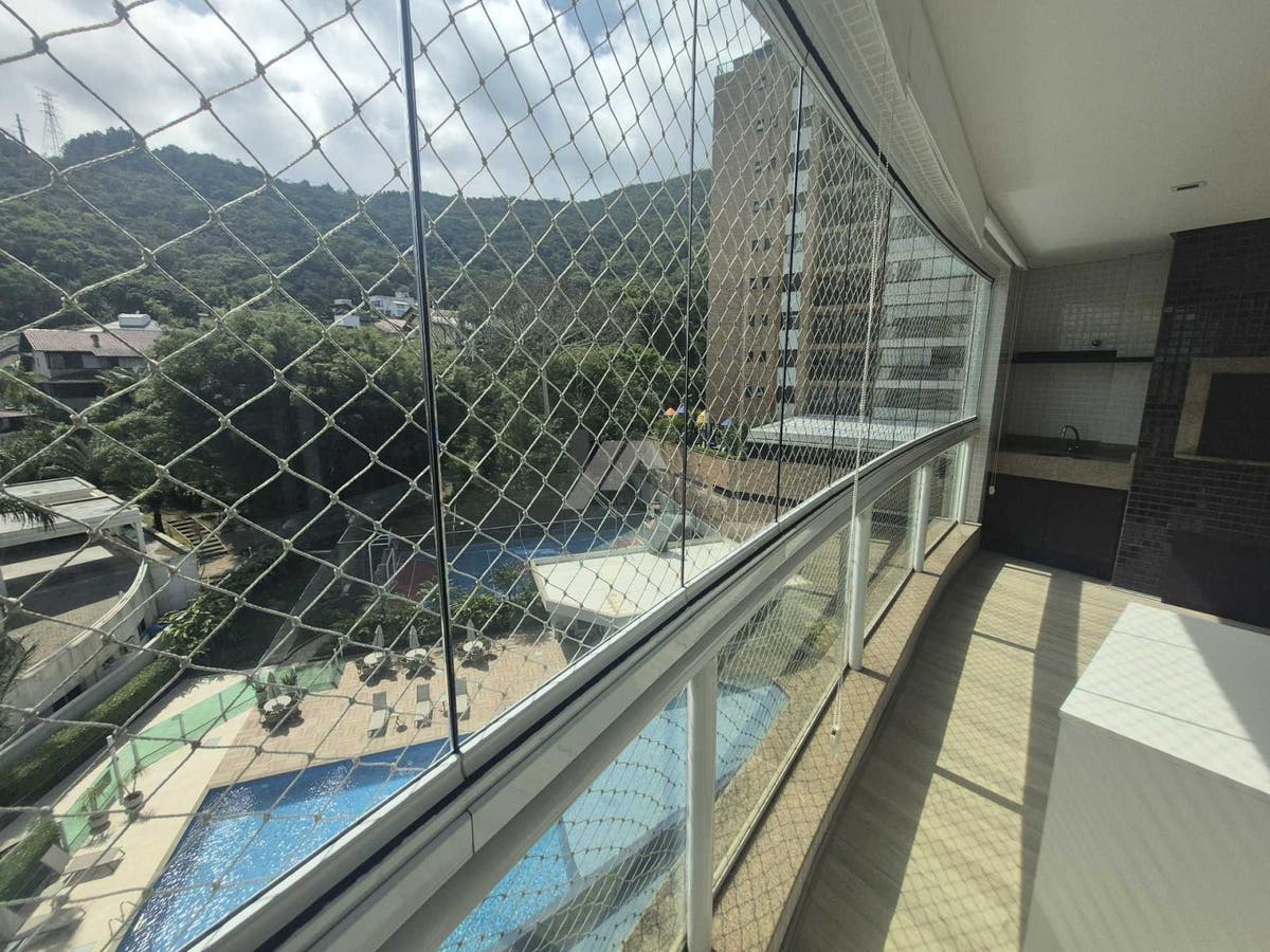 Apartamento alto padrão de 4 dormitorios sacada com churrasqueira e 2 vagas para locação no Itacorubi