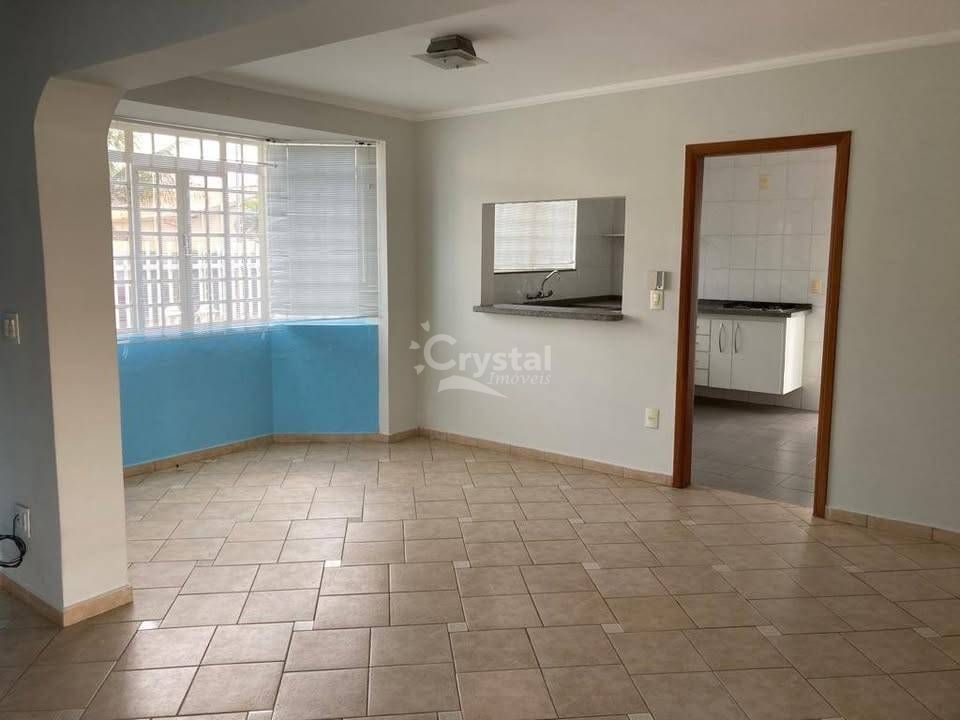 Casa com suíte, cozinha americana, quintal e garagem para 4 carros em Jardim Boa Vista - Avaré. Foto 2