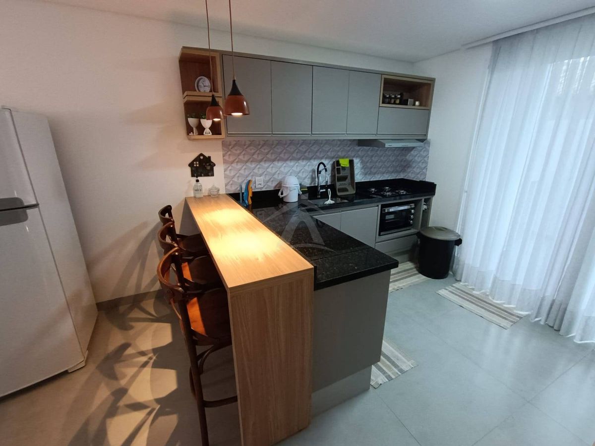 Sobrado quadra mar, com 3 quartos sendo 1 suite, cambijú