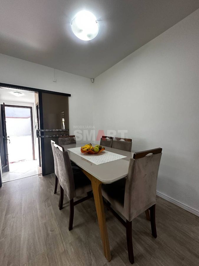 Casa semimobiliada com amplo terreno e 3 dormitórios