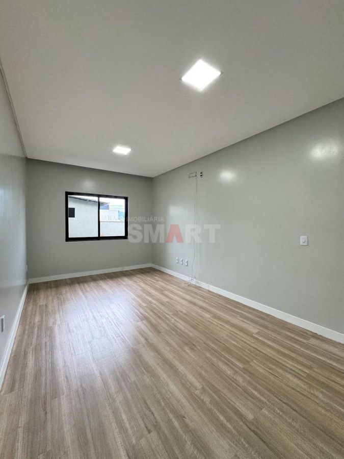Casa com 01 Suíte + 02 Quartos e Amplo Terreno à Venda