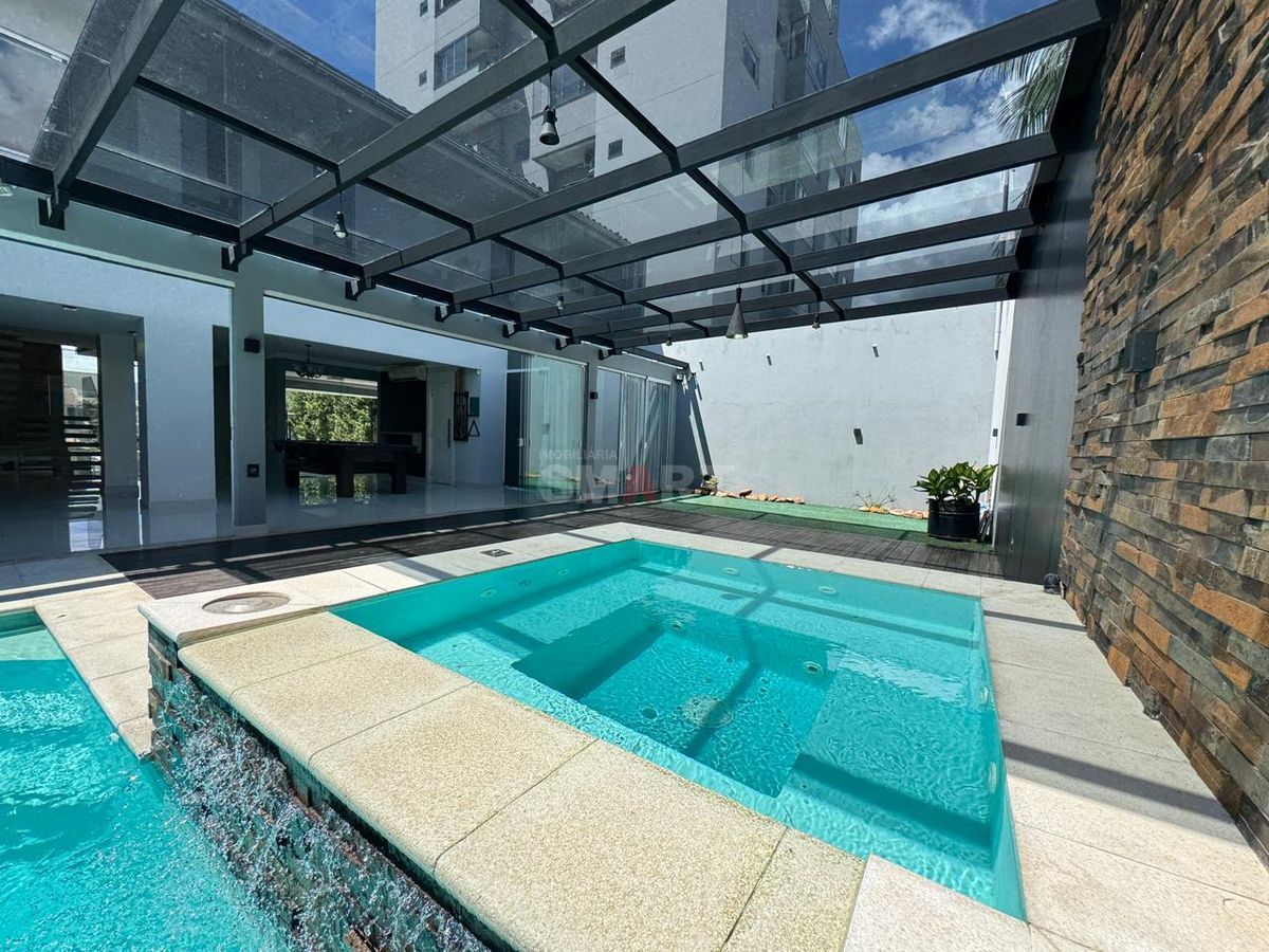 Casa no Centro de Jaraguá do Sul à Venda com Quatro Suítes sendo Uma Master