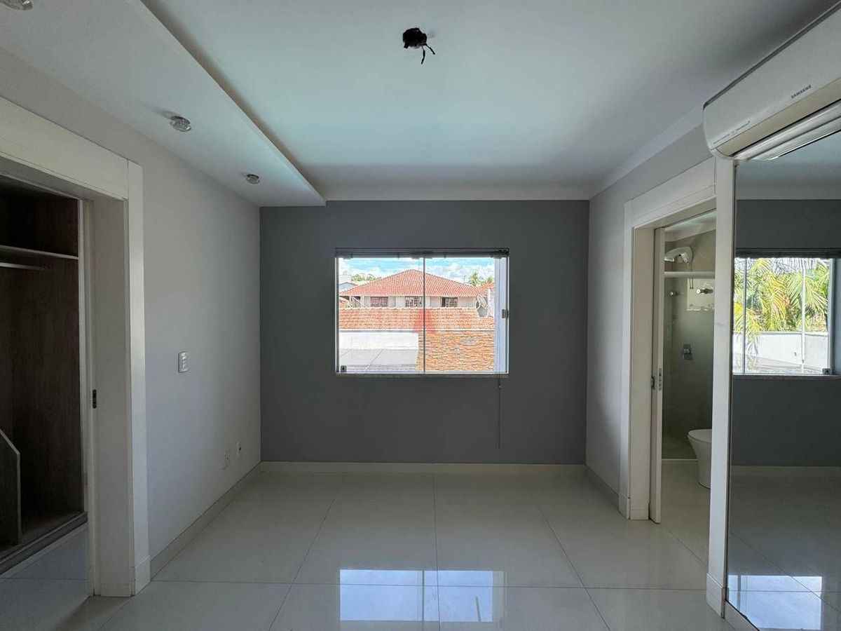 Casa no Centro de Jaraguá do Sul à Venda com Quatro Suítes sendo Uma Master