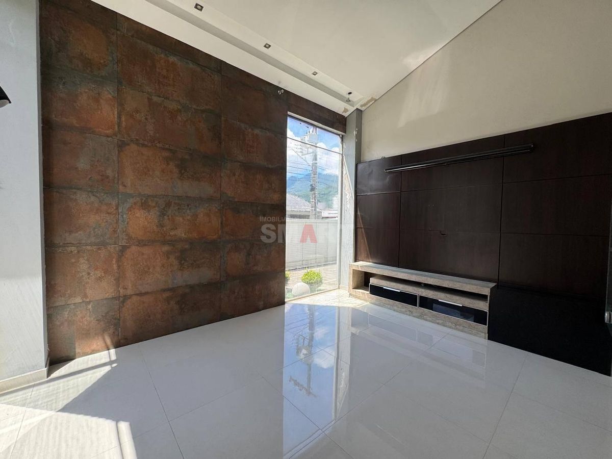 Casa no Centro de Jaraguá do Sul à Venda com Quatro Suítes sendo Uma Master