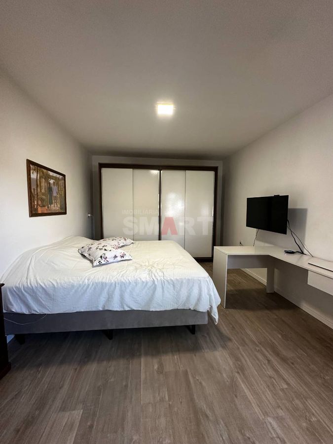 Casa semimobiliada com amplo terreno e 3 dormitórios