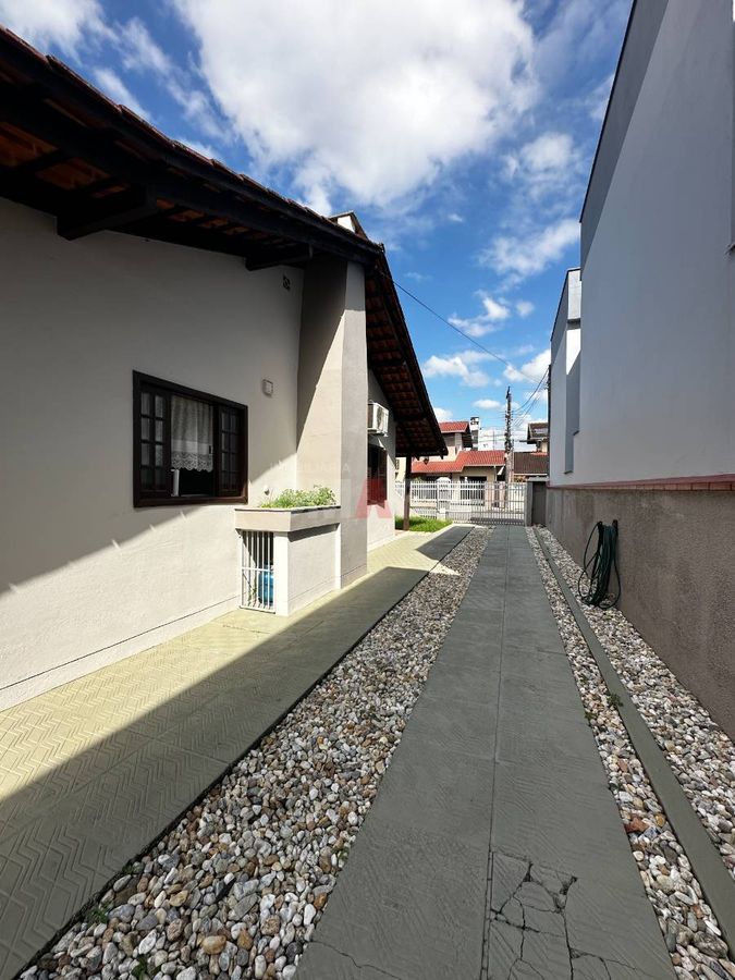 Casa semimobiliada com amplo terreno e 3 dormitórios