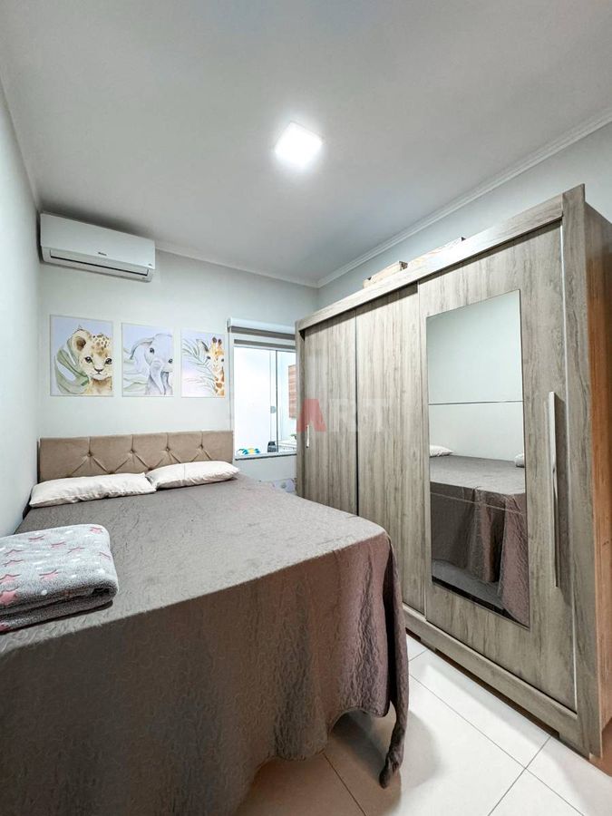 Casa Geminada Semimobiliada com 1 Suíte e 1 Quarto à Venda