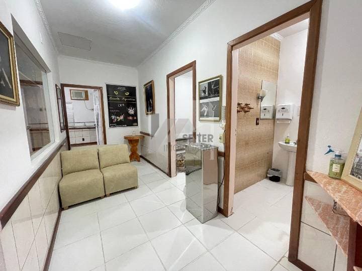 Comercial em Córrego Grande com 140 m² e 2 vagas de garagem