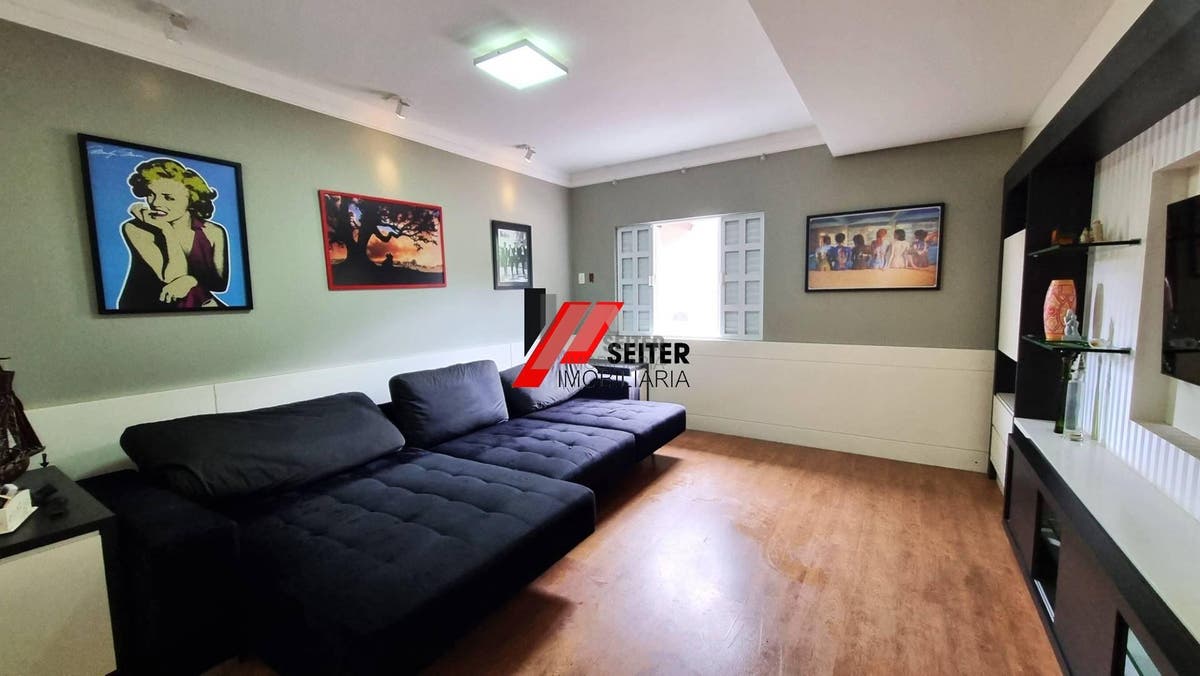 Casa mobiliada à venda em condomínio fechado no Bairro Monte Verde em Florianópolis com 4 quartos sendo 3 suítes
