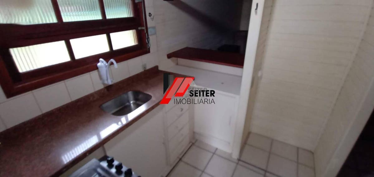 Casa à venda na praia do Santinho com terreno grande à500 metros do mar