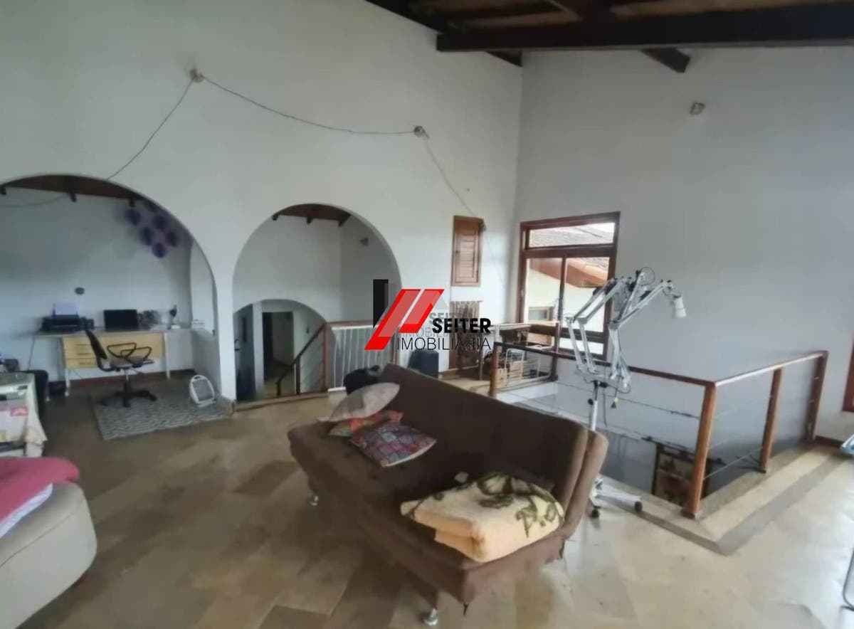Casa à venda 350m² 6 dormitórios 2 suítes 3 vagas de garagem