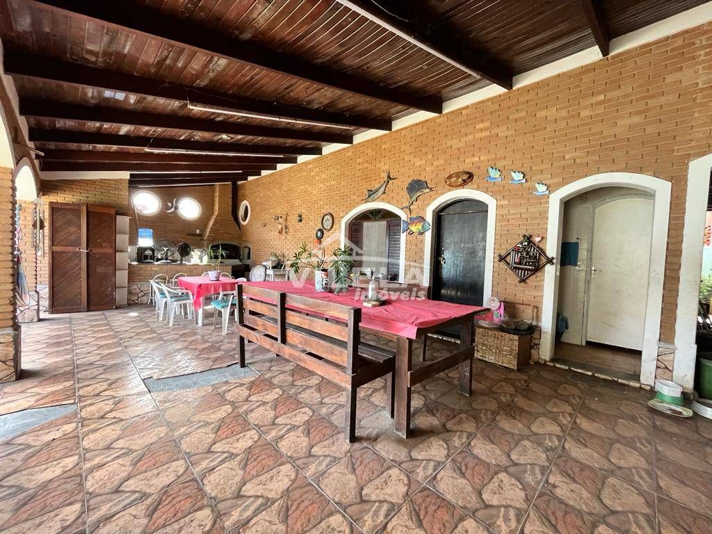 Excelente casa com piscina e edícula