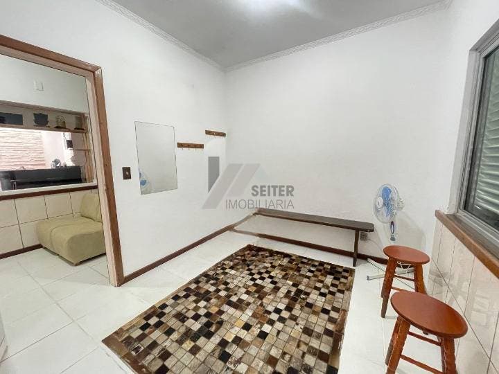 Comercial em Córrego Grande com 140 m² e 2 vagas de garagem