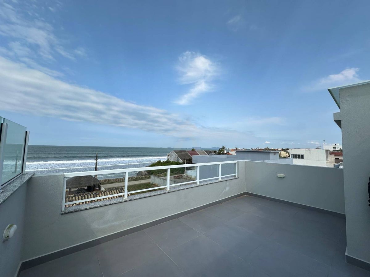 Sobrado quadra mar, com 3 quartos sendo 1 suite, cambijú