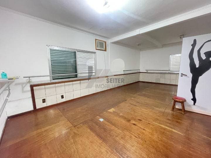 Comercial em Córrego Grande com 140 m² e 2 vagas de garagem